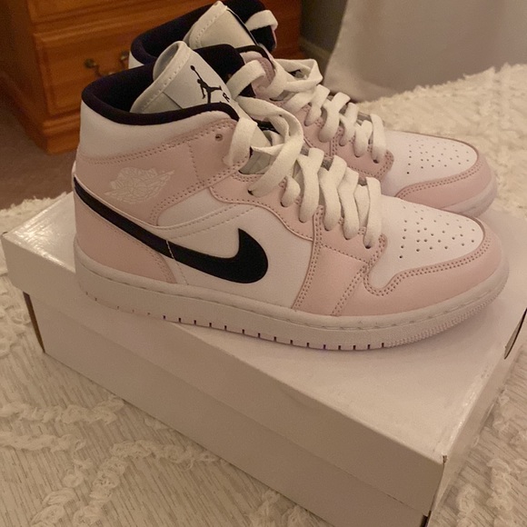 WMNS Air Jordans 1 Mid - Picture 4 of 6